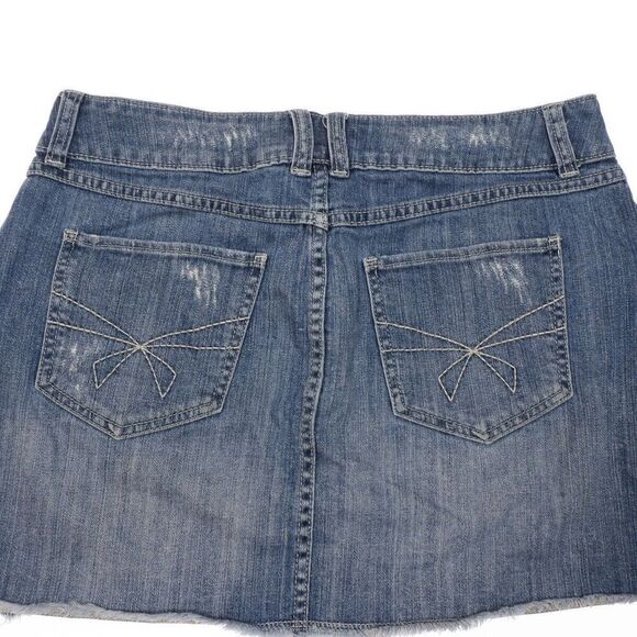 Elle Skirt Womens Size 8 Mini Blue Denim Distressed Sequin Measures 31 x 14 - Picture 8 of 8